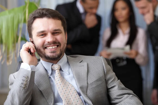 Śmiech wykonawczy biznesmen na telefon — Zdjęcie stockowe
