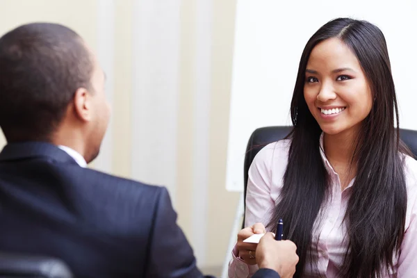 Joven hermosa asiática mujer de negocios pasando su tarjeta de visita — Foto de Stock