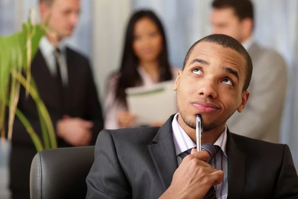 Pensativo hombre de negocios afroamericano — Foto de Stock