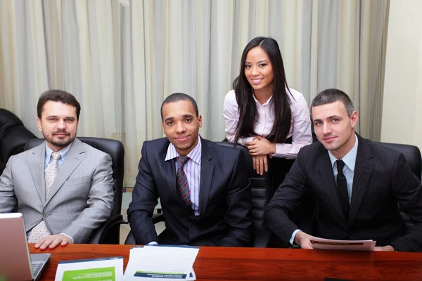 Многонациональная бизнес-группа в офисе — стоковое фото