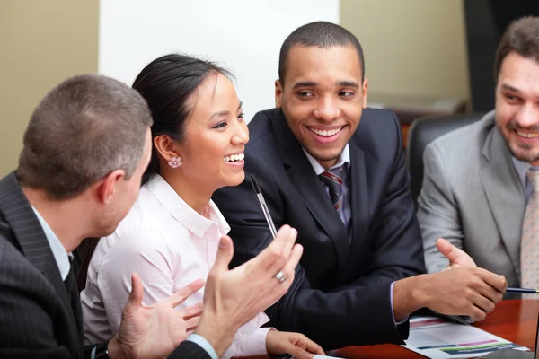 Diverse Wirtschaftsgruppen lachen bei dem Treffen — Stockfoto