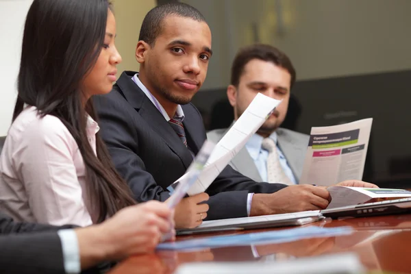 Diversifiziertes Business-Team beim Meeting — Stockfoto