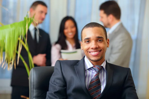 Glücklicher afrikanisch-amerikanischer Geschäftsmann im Amt — Stockfoto