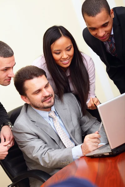 Diverso grupo empresarial que trabaja con ordenador — Foto de Stock