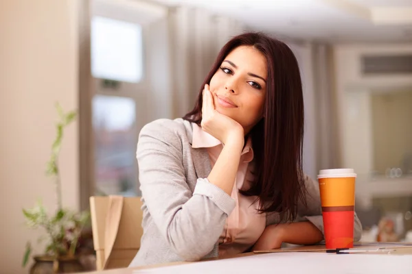 Porträt einer schönen Geschäftsfrau — Stockfoto