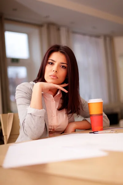 Portrait d'une jeune femme d'affaires — Photo