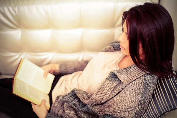 Jonge vrouw die een boek leest — Stockfoto