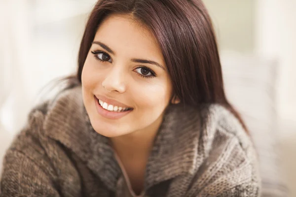 Retrato de uma jovem mulher bonita no sofá — Fotografia de Stock