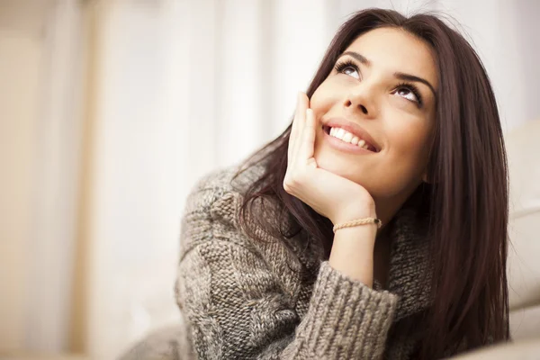 Portrait d'une jeune belle femme sur canapé — Photo