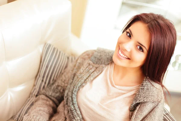 Portret van een jonge mooie vrouw op sofa — Stockfoto
