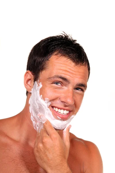 Νεαρός όμορφος άντρας ξυρίζεται — Φωτογραφία Αρχείου