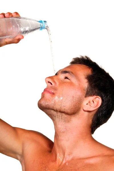 Hombre joven refrescante — Foto de Stock