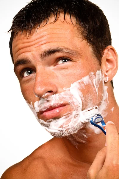 면도하는 젊고 잘생긴 남자 — 스톡 사진