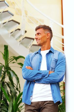 genç yakışıklı casual adam evde