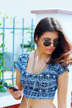 şık kadın müzik açık havada için dinleme