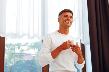 kahve içme yakışıklı olgun adam