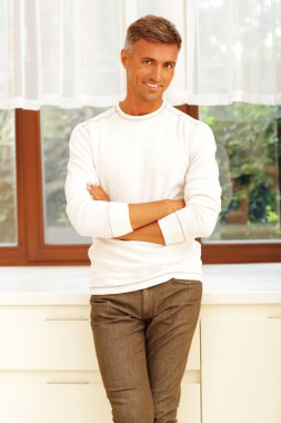 gülümseyen yakışıklı memnun genç adam