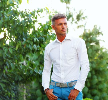 iyi görünümlü bir adam açık havada