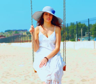 salıncakta sahilde oturup güzel bir kadın