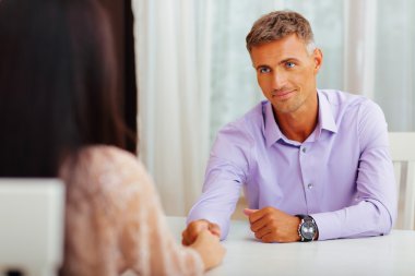 onun sevgili kadının elini tutan adam