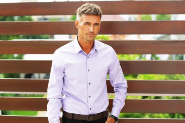 güvenle gülümseyen güzel genç adam