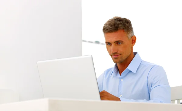 Volwassen gelukkig zakenman werken met laptop — Stockfoto