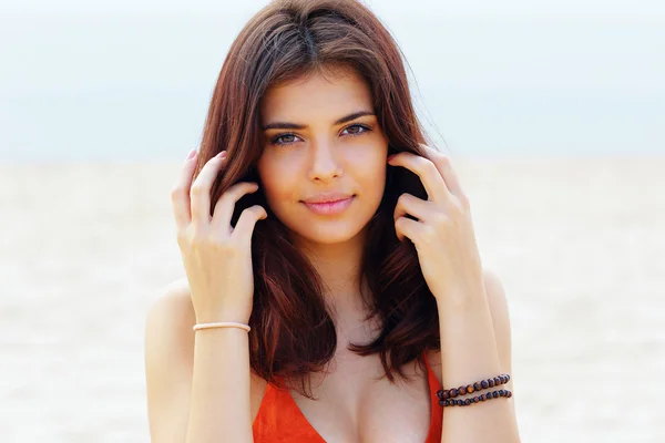 Portrait of a young happy beautiful woman on the beach — Stock Photo, Image