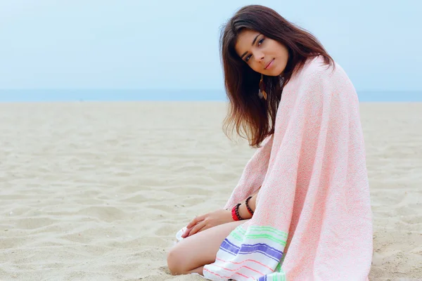 Donna avvolta con coperta sulla spiaggia — Foto Stock