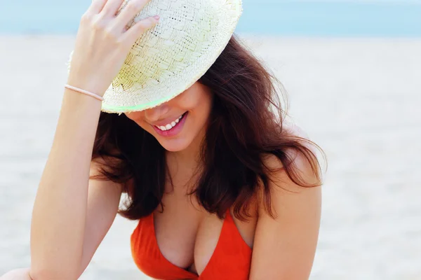 Mulher na moda em chapéu se divertindo na praia — Fotografia de Stock