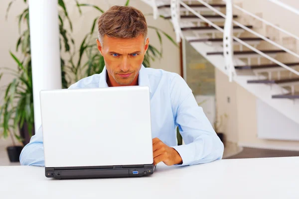 Зрілий стурбований бізнесмен працює з ноутбуком — стокове фото