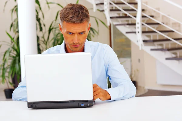 Volwassen bezorgd zakenman werken met laptop — Stockfoto