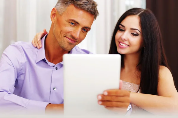 年轻夫妇与电子平板电脑在家里 — 图库照片