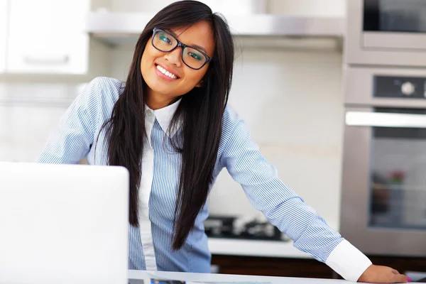 Joven feliz asiático mujer de negocios en la mañana en casa — Foto de Stock