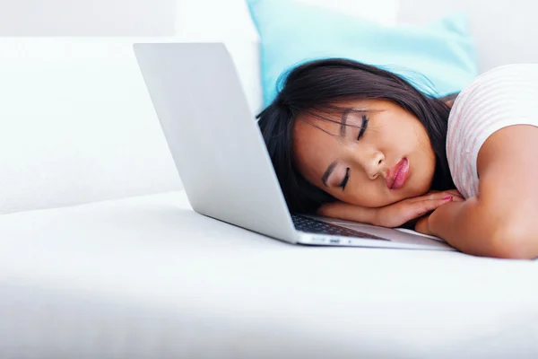 年轻的亚洲女人睡了，在使用笔记本电脑时 — 图库照片