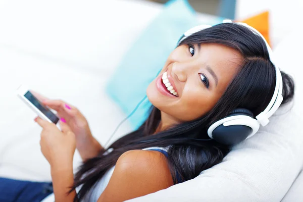 耳机听音乐的年轻亚裔女子 — 图库照片