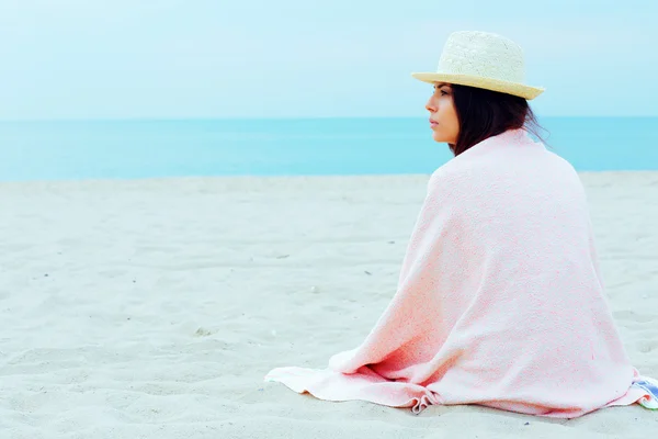 Young beautiful woman wrapped herself with blanket on the beach — Stock Photo, Image