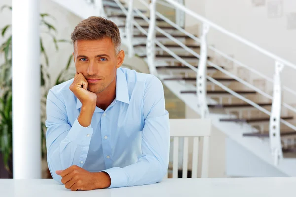 Knappe volwassen man in formele doeken thuis — Stockfoto