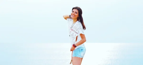 Jovem mulher bonita se divertindo na praia — Fotografia de Stock