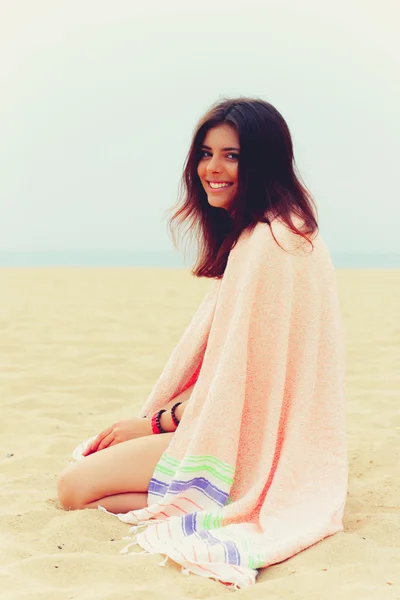 Жінка загорнулася з ковдрою на пляжі — стокове фото