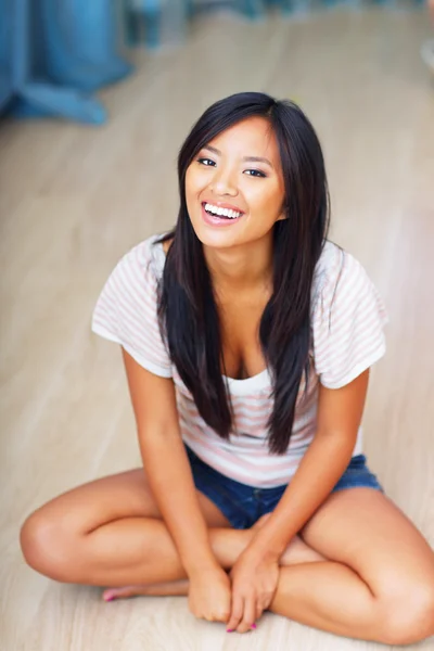 Young asian woman sitting on the floor — Stock Photo, Image