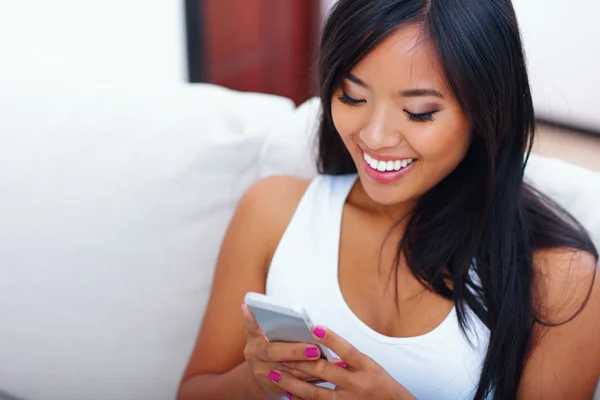 Aziatische vrouw voor SMS-berichten met haar slimme telefoon — Stockfoto