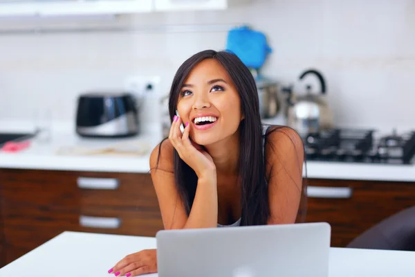 Skrattar unga asiatisk kvinna prata telefon — Stockfoto