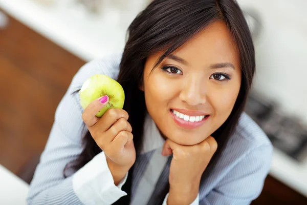 Mujer de negocios asiática sosteniendo una manzana —  Fotos de Stock