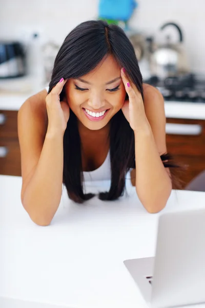 Empresaria asiática sosteniendo una manzana — Stockfoto