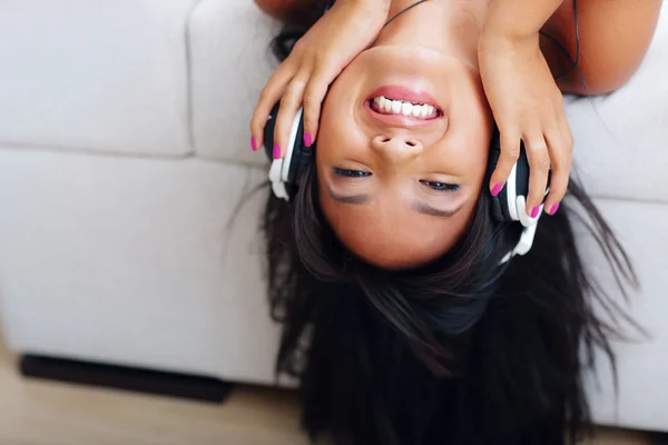 Asian woman in headphones listening to music — Stock Photo, Image