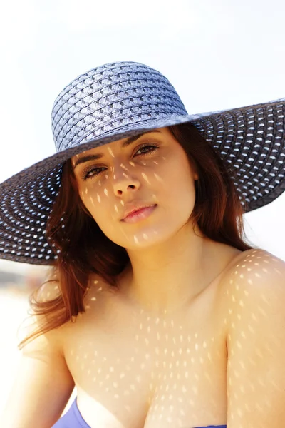 Hermosa mujer con sombrero — Foto de Stock