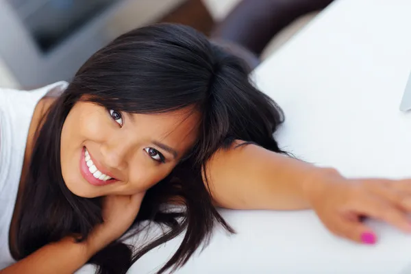 Glücklich junge asiatische Frau — Stockfoto