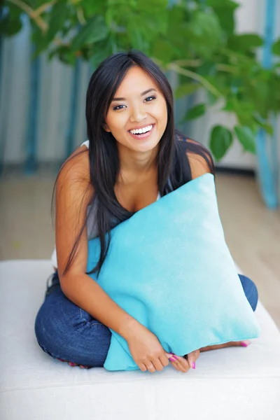 坐在家里的沙发上的休闲衣服漂亮的亚洲女人 — 图库照片