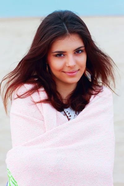 Frau wickelte sich mit Decke am Strand ein — Stockfoto