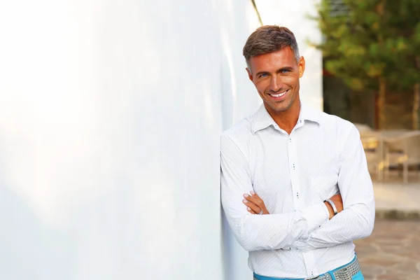 Souriant bel homme à l'extérieur — Photo